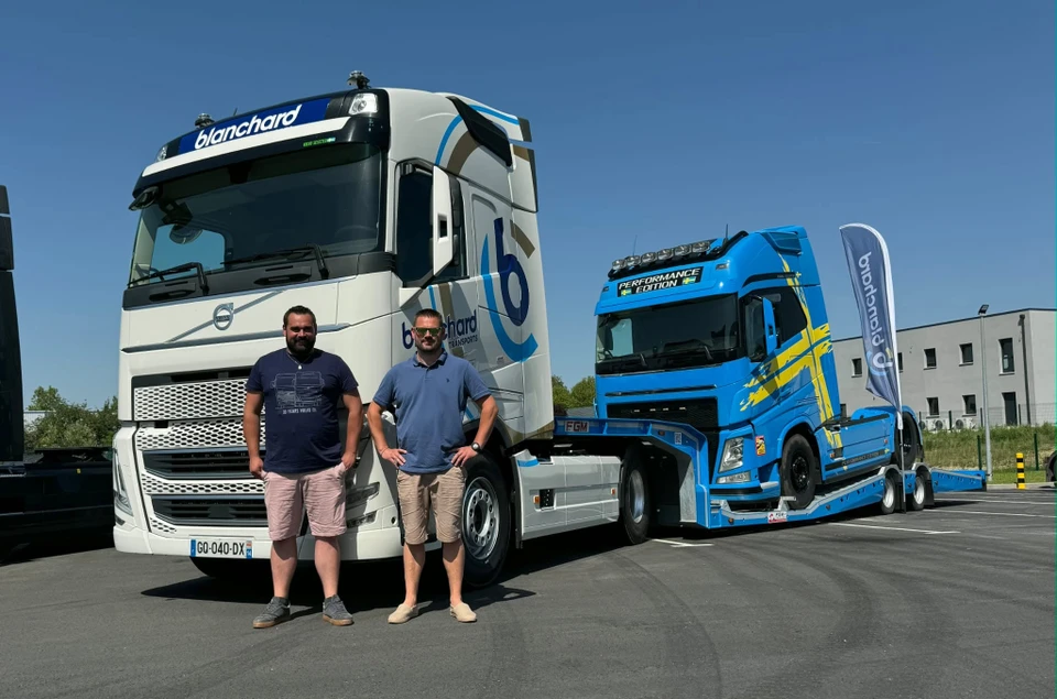 Atelier professionnel avec plusieurs fourgons Mercedes-Benz Sprinter blancs, portes arrière ouvertes, aménagés en véhicules d'intervention mobile
